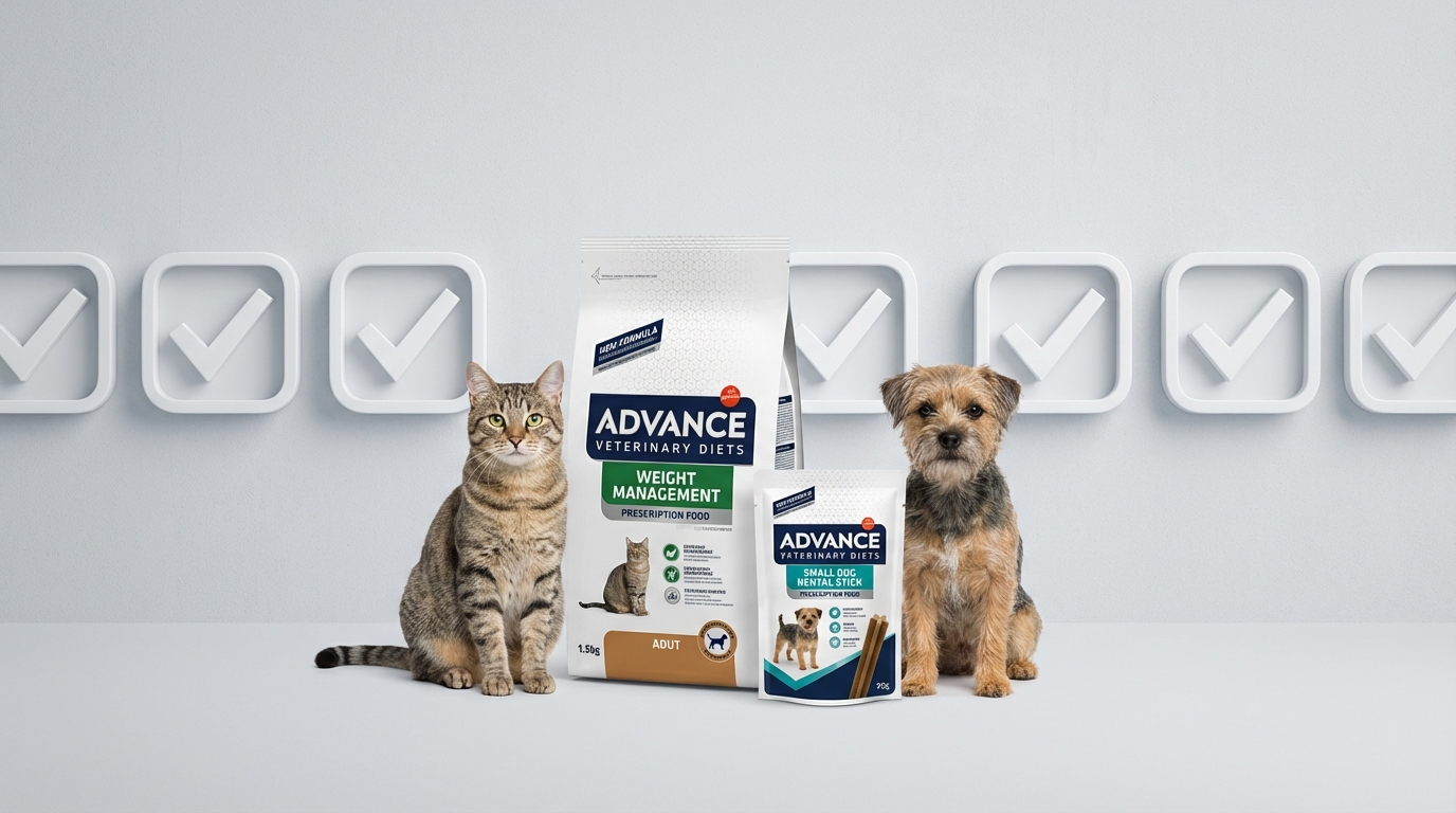 ADVANCE 專業空間內展示貓用體重管理糧與小型犬潔齒棒，溫馴貓狗正面坐立。背景融入立體勾選圖示，在明亮氛圍中展現科學研發的嚴謹感，傳遞出值得信賴的專業寵物營養解答。